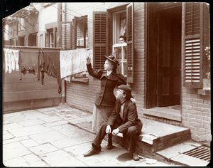 Un joven y una mujer posando en un umbral, Nueva York, 1896-98